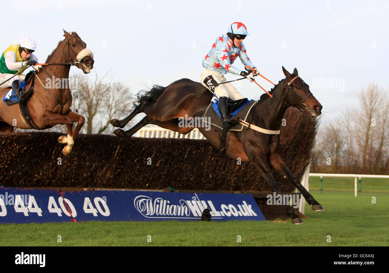 Pferderennen - Huntingdon Racecourse. Dave's Dream mit A.P.McCoy springt als Letzter und gewinnt die Kirchturm-Verfolgungsjagd des Kier Eastern Novice Stockfoto