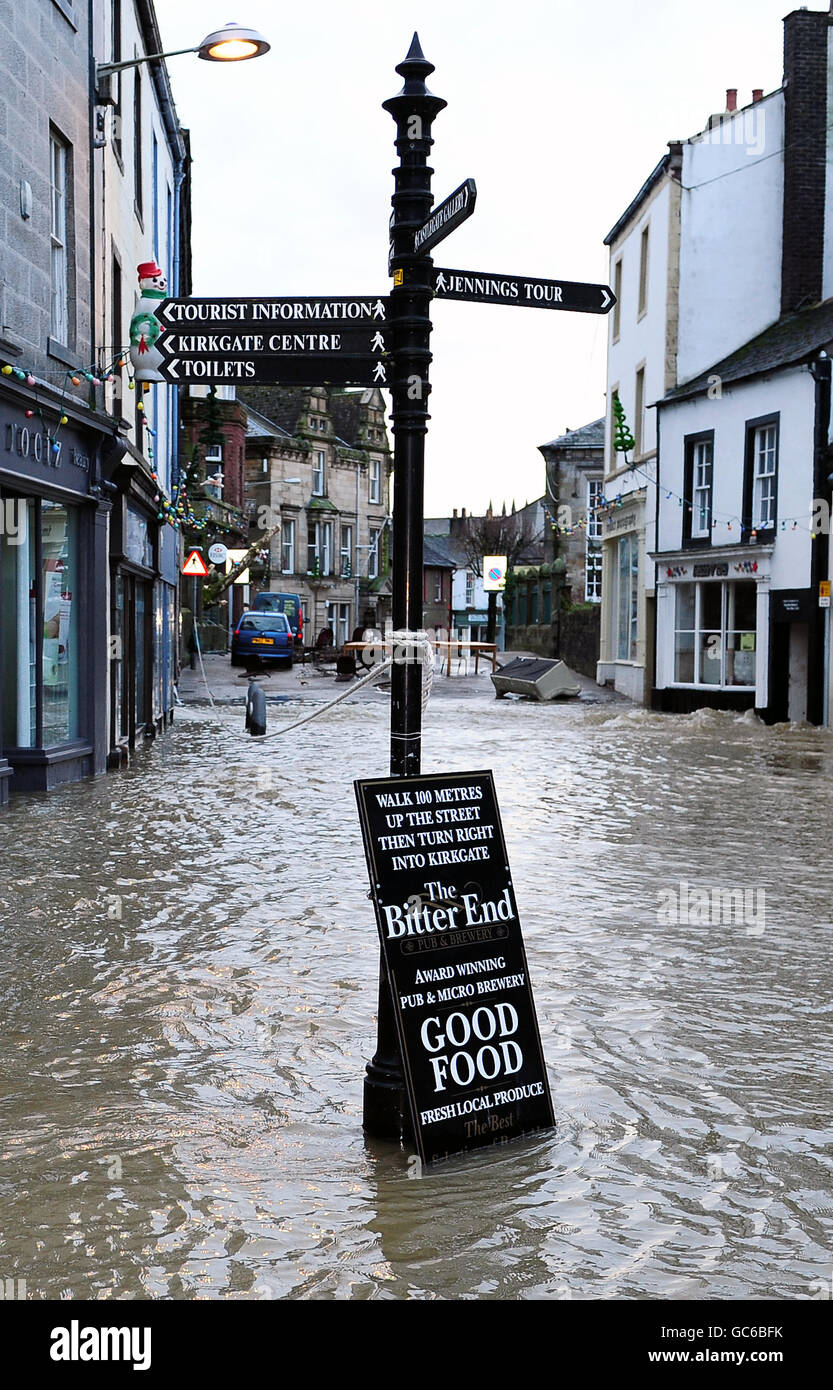 Cockermouth High Street in Cumbria nach sintflutartigen Regen verursachte Flüsse, um ihre Ufer zu platzen. Stockfoto