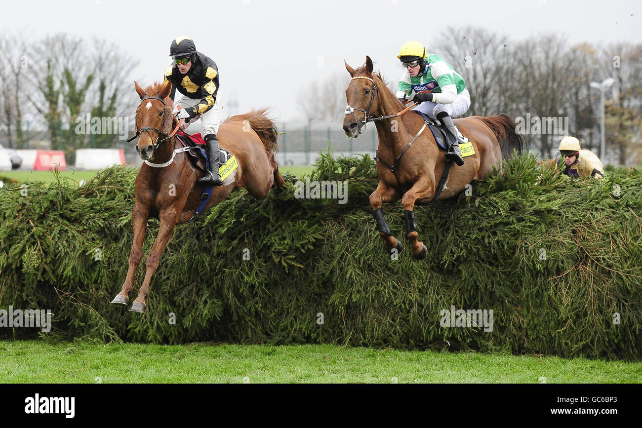 VIC Venturi und Paddy Flood (links) springen neben Keenans Future und Jason Maguire am Chair Fence auf ihrem Weg zum Sieg in der Becher Chase totesport.com über die Grand National Fences in Aintree, Liverpool. Stockfoto