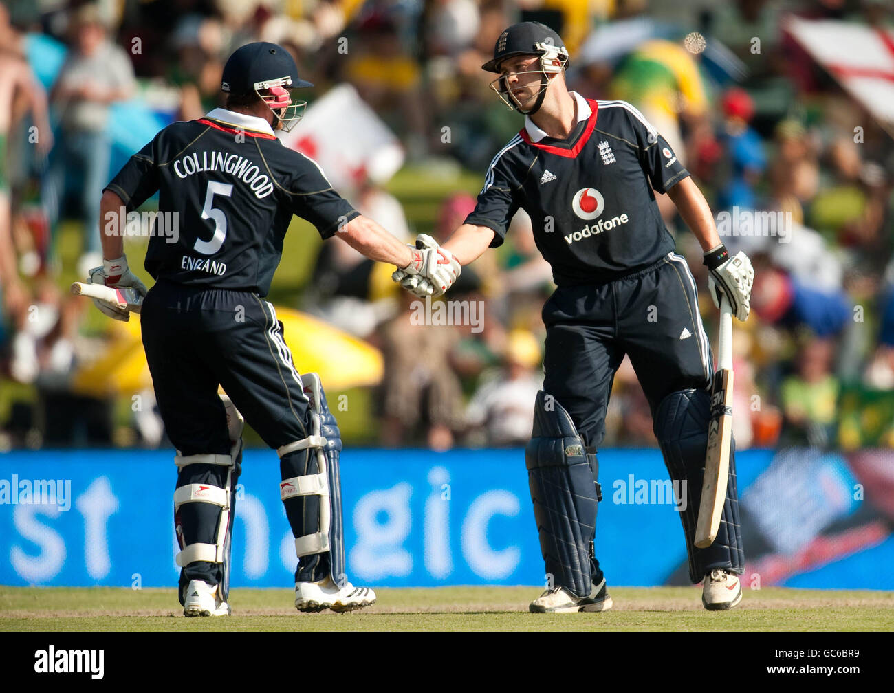 Jonathan Trott aus England schüttelt Paul Collingwood die Hände, nachdem er beim zweiten One Day International auf dem Centurion Cricket Ground in Johannesburg, Südafrika, 50 Läufe erreicht hat. Stockfoto