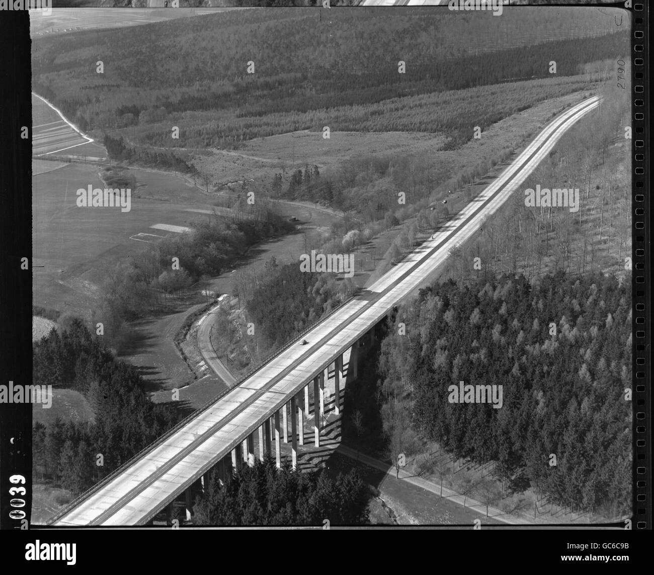 NUR ZUR REDAKTIONELLEN VERWENDUNG - OBLIGATORISCHE KREDITKRONE COPYRIGHT/RCAHMS Viadukt auf der Bundesautstraße 7 bei Melgerhausen bei Hessen in Deutschland. Dieses schräge Bild wurde am 17. April 1952 von einem Moskitoflugzeug der 58 Squadron der Royal Air Force aufgenommen. Das Bild stammt aus dem Aerial Reconnaissance Archive (TARA), dessen Verwalter die Royal Commission on the Ancient and Historical Monuments of Scotland (RCAHMS) ist und die ab diesem Montag der Öffentlichkeit online zur Verfügung steht. Stockfoto