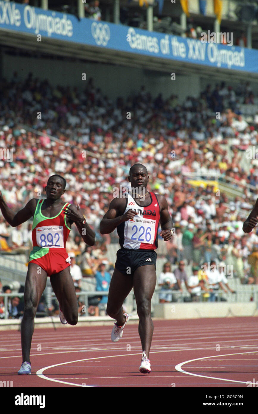 BEI DEN XXV-SPIELEN DER OLYMPIADE KEHRTE DER KANADISCHE SPRINTER BEN JOHNSON (RECHTS) ZURÜCK, ALS ER HEUTE IM OLYMPIASTADION IN DER HETAS DER 100 M LIEF UND ZWEITER WURDE. Stockfoto