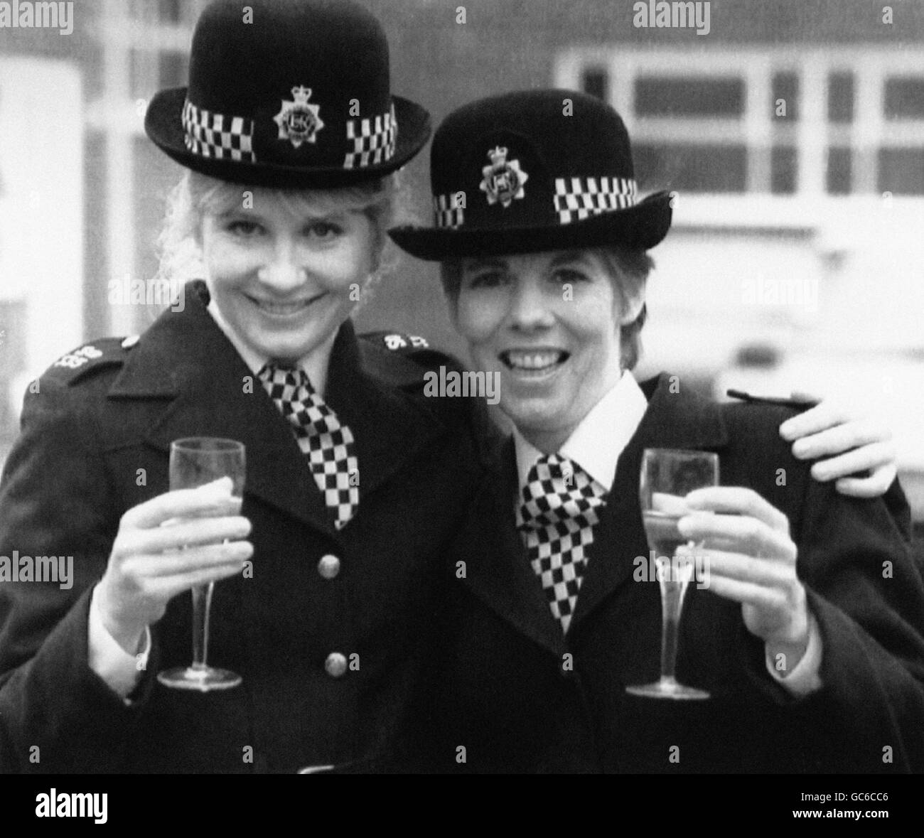 WPC DONNA HARRIS (LOUISE HARRISON) (LINKS) UND WPC CATHY MARSHALL (LYNNE MILLER) VON DER BESETZUNG VON THAMES'S "THE BILL" FEIERN DIE NACHRICHTEN, DASS DAS PROGRAMM DEN ITV'S-GEGENANGRIFF AUF DIE BBC ALS TEIL EINES 29 MILLIONEN PFUND DEAL ANFÜHREN SOLL, UM PROGRAMME AN DAS NETZWERK ZU LIEFERN, NACHDEM DIE SENDER'S-FRANCHISE IN DIESEM JAHR ENDET. Stockfoto