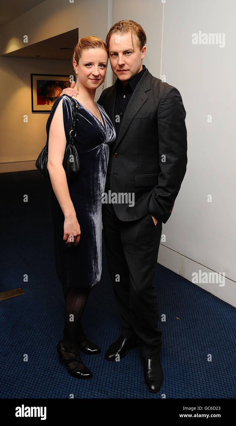 Sam West (rechts) und Laura Wade nehmen an einem Pre-Lunch-Empfang für die Evening Standard Theatre Awards im Royal Opera House in Covent Garden, London, Teil. Stockfoto