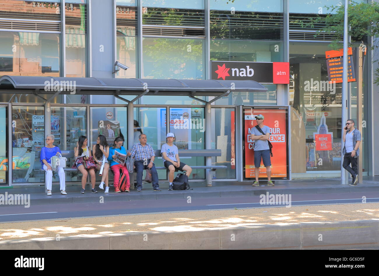 Menschen warten an der Bushaltestelle im Stadtzentrum von Melbourne. Australien Stockfoto