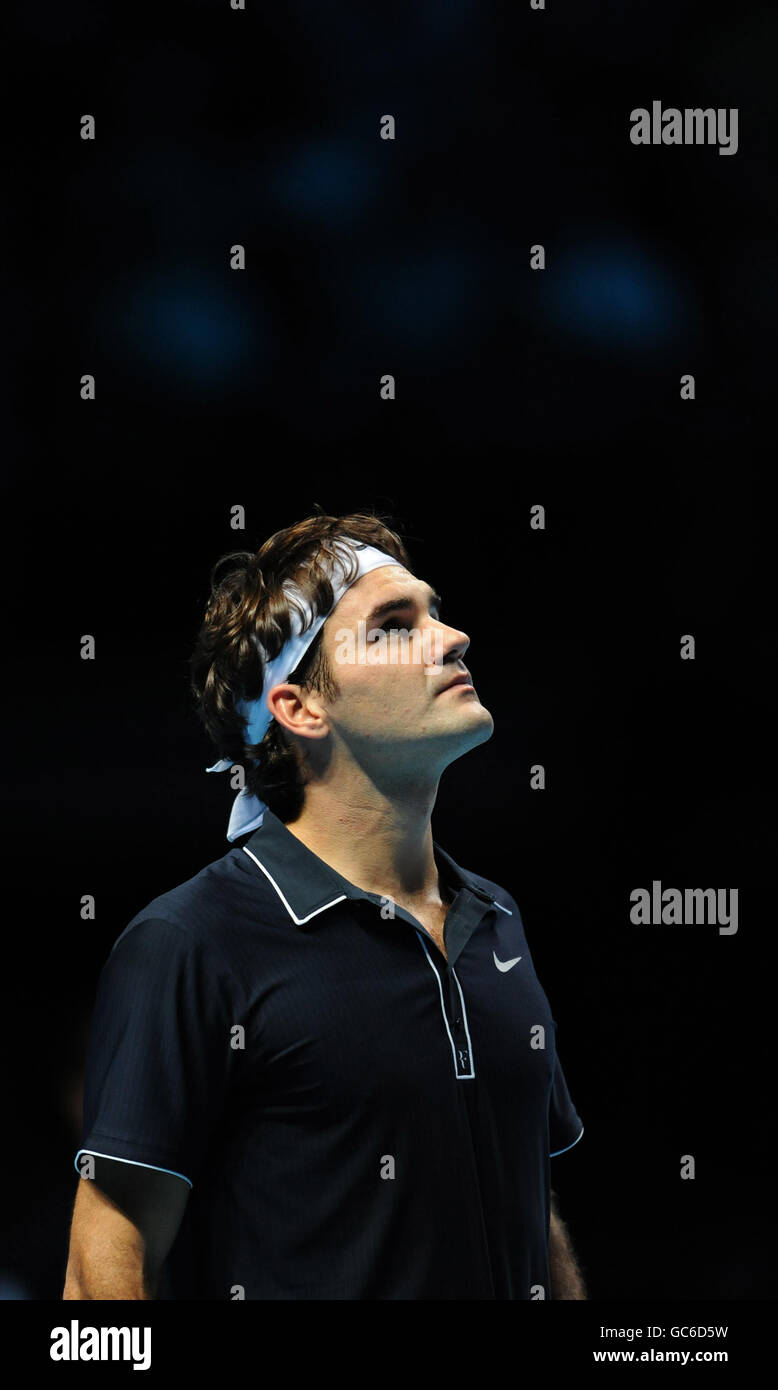 Der Schweizer Roger Federer im Einsatz gegen den Briten Andy Murray beim ATP World Tennis Tour Finale in der O2 Arena, London. Stockfoto