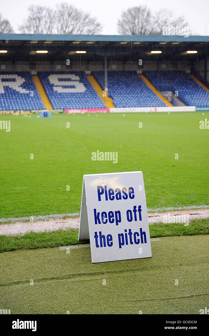 Fußball - Coca-Cola Football League Two - Bury gegen Notts County - Gigg Lane. Ein Schild, das die Leute davor warnt, vom Platz weg zu bleiben. Stockfoto