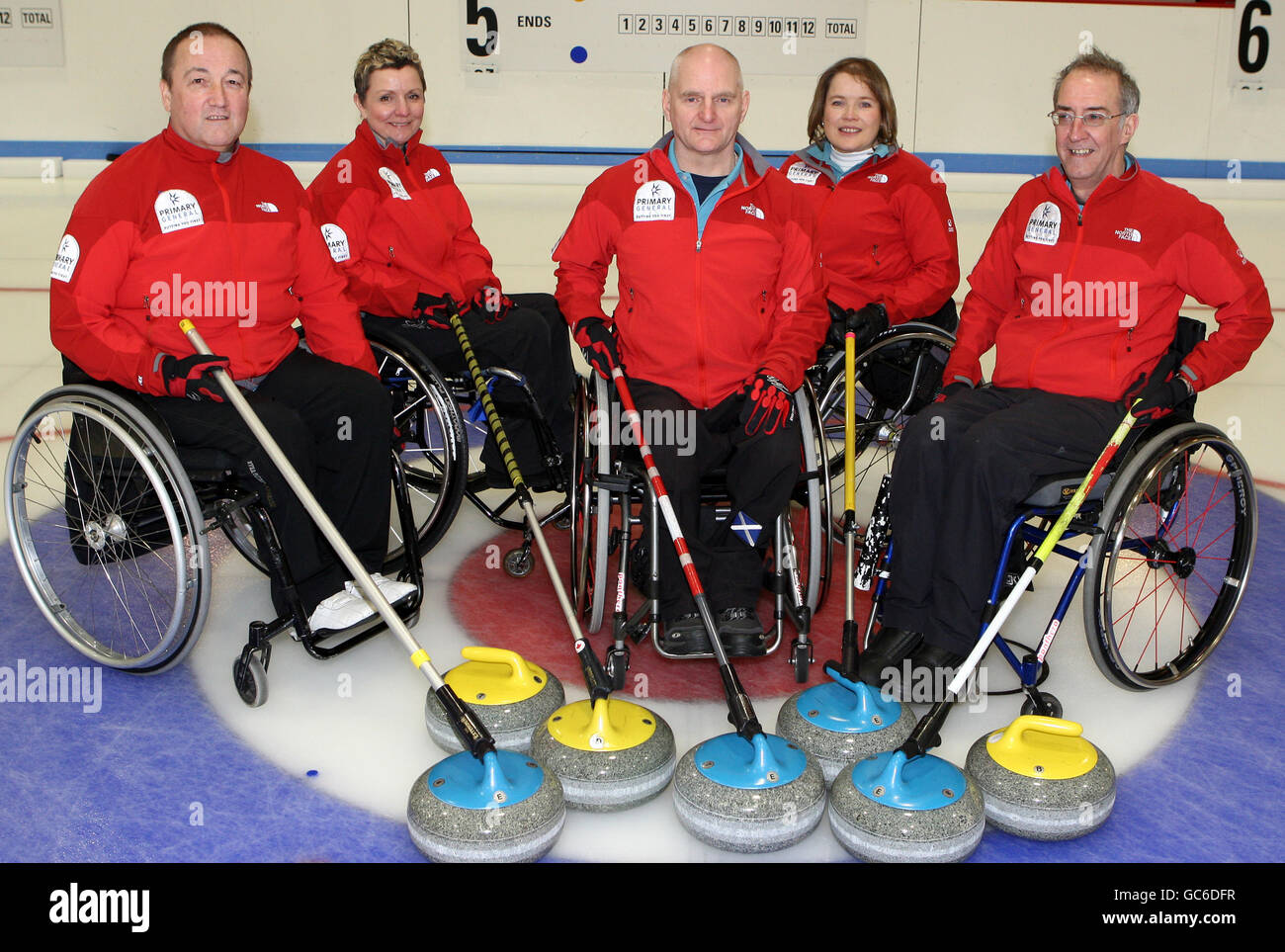 L-R Tom Killin, Angie Malone, Michael McCreadie, Aileen Neilson und Jim Sellar vom britischen Curling's Winter Olympic Training Squad während eines Medientages im Peak Ice Center in Stirling. Stockfoto