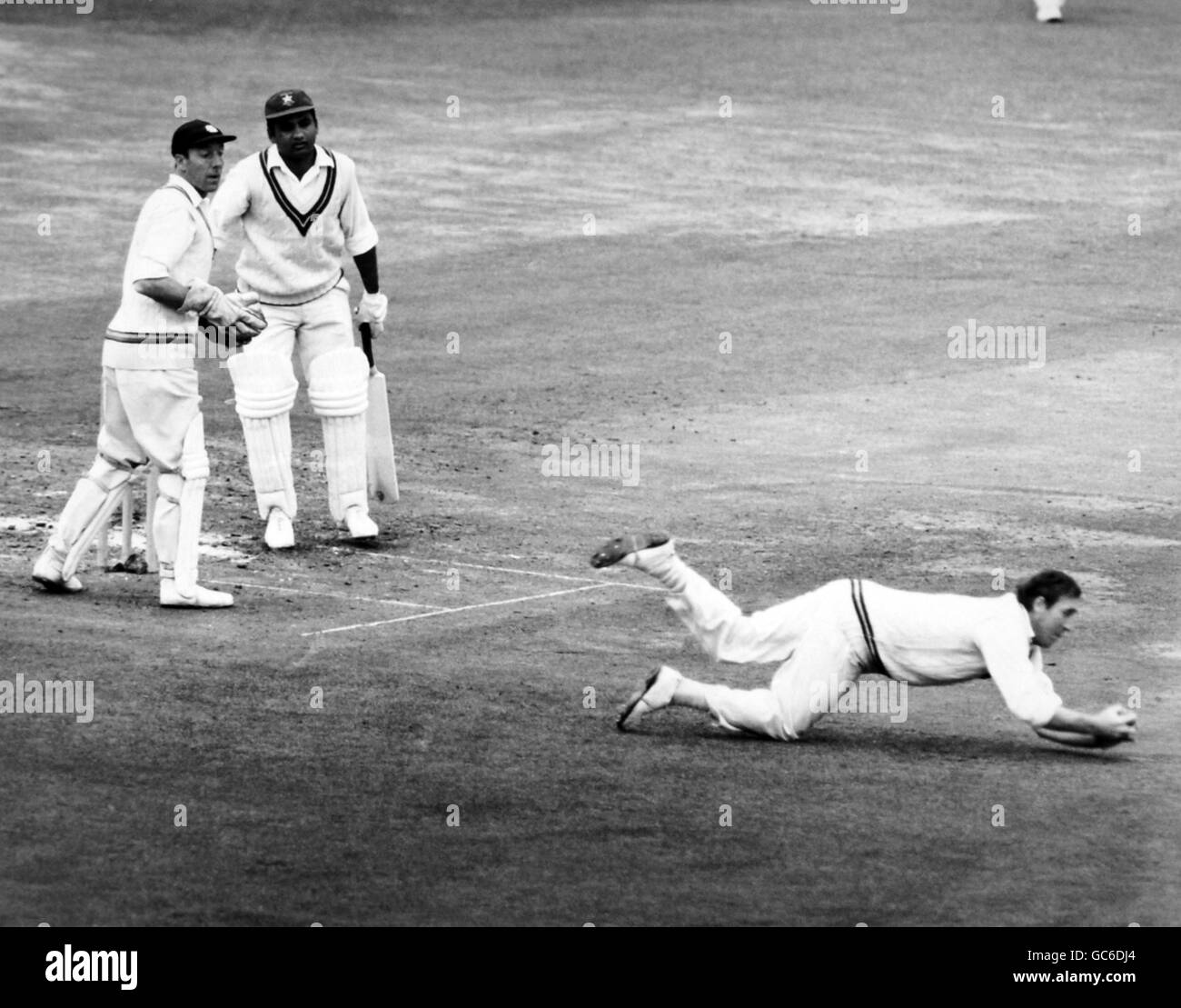 Cricket - County Championships 1968 - Middlesex gegen Northamptonshire - Lord's Cricket Ground. M.Mohammed spielt einen Ball von H.C.Latchman und wird von P.Parfitt gefangen. Stockfoto