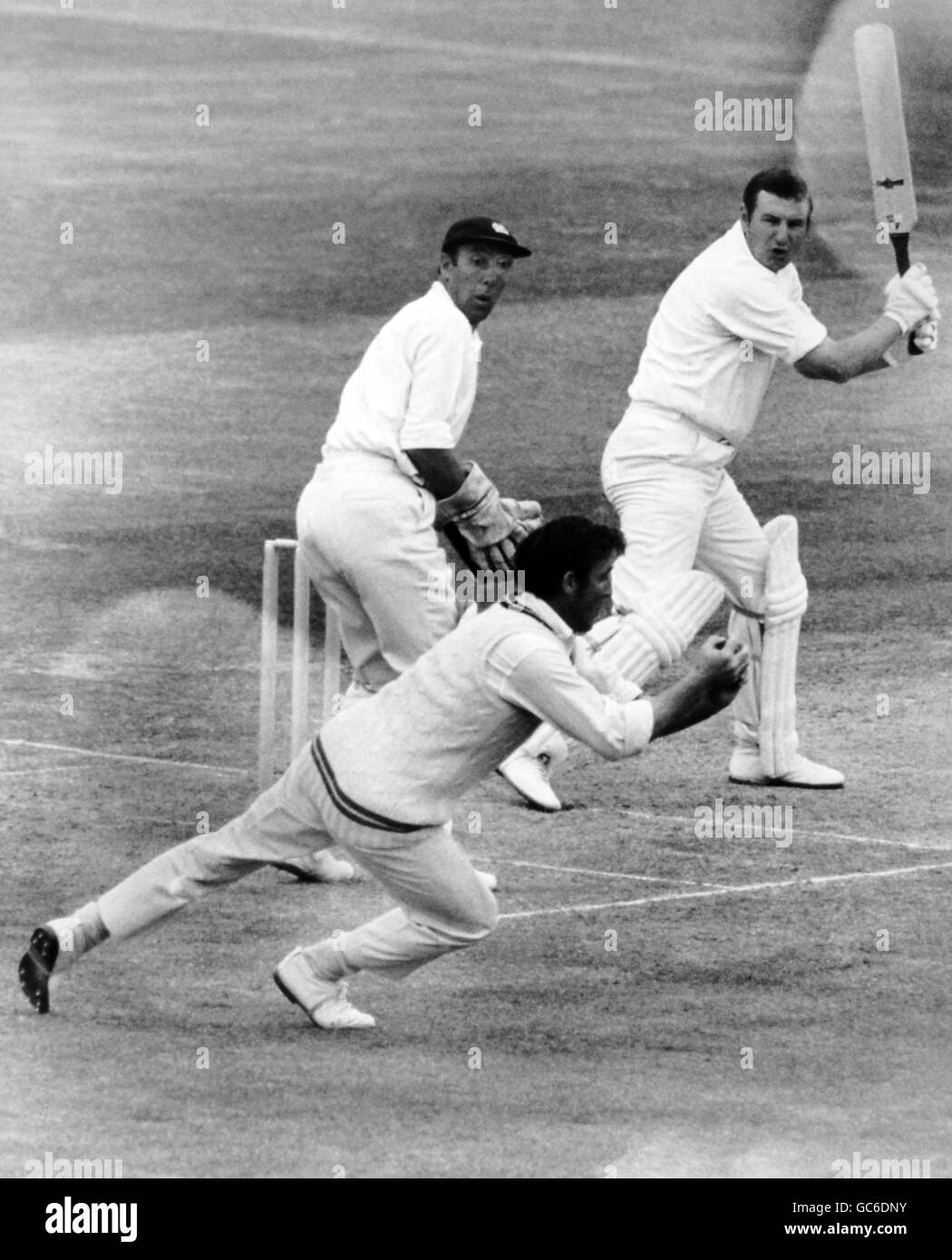 Cricket - Middlesex / Sussex Tag zwei - County Championship 1970 - Veranstaltungsort Lord's Cricket Ground.. J.M.Parker wird bei den Slips von Peter Parfitt beim Bowling von Latchman für 40 brillant gefangen. Stockfoto