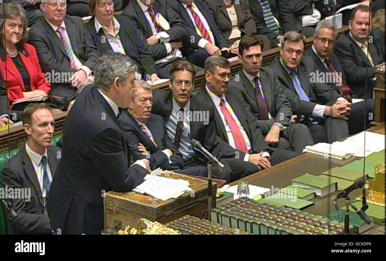 Premierminister Gordon Brown spricht während der Fragen des Premierministers im Unterhaus in London. Stockfoto