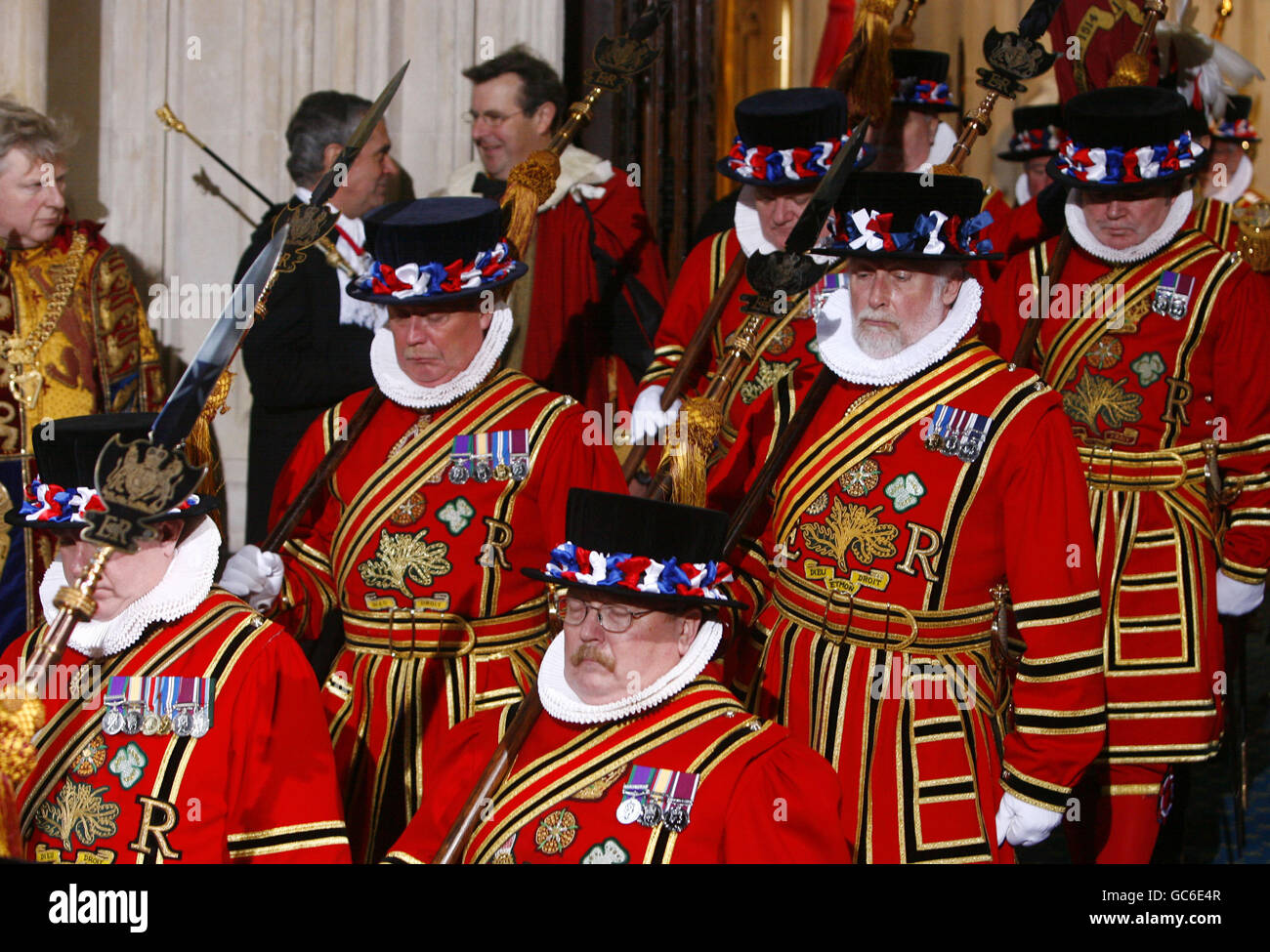 Die Szene kurz nachdem Königin Elizabeth II. In einer Pferdekutsche aus den Houses of Parliament im Zentrum Londons nach ihrer traditionellen Rede zur Eröffnung des US-Bundesstaates aufgehört hatte. Stockfoto