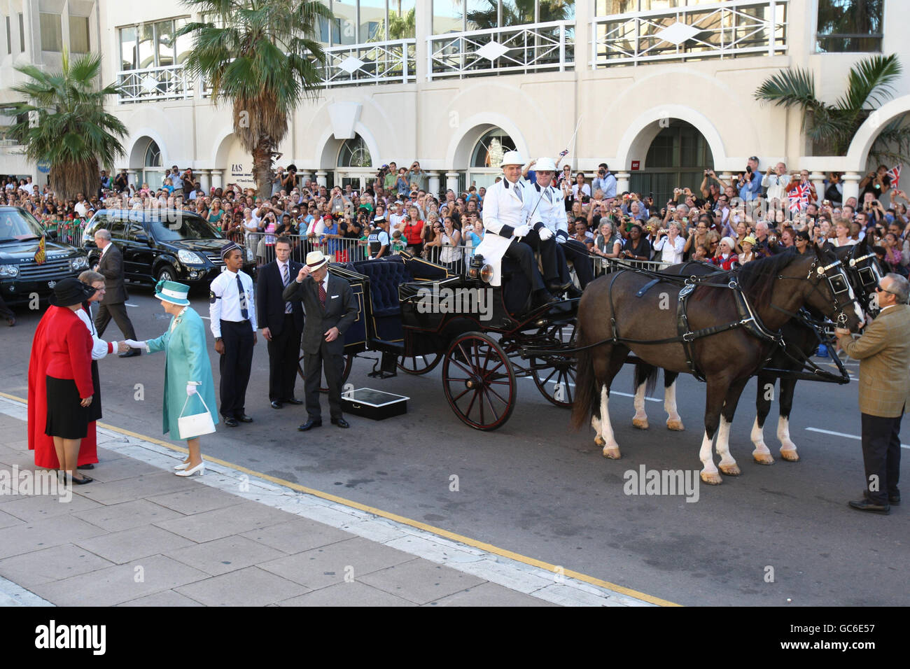 Die britische Königin Elizabeth II. Und der Herzog von Edinburgh werden vom RT Reverend Dr. Patrick White in der Holy Trinity Cathedral in Hamilton, Bermuda, zu einem Thanksgiving-Gottesdienst empfangen. Stockfoto