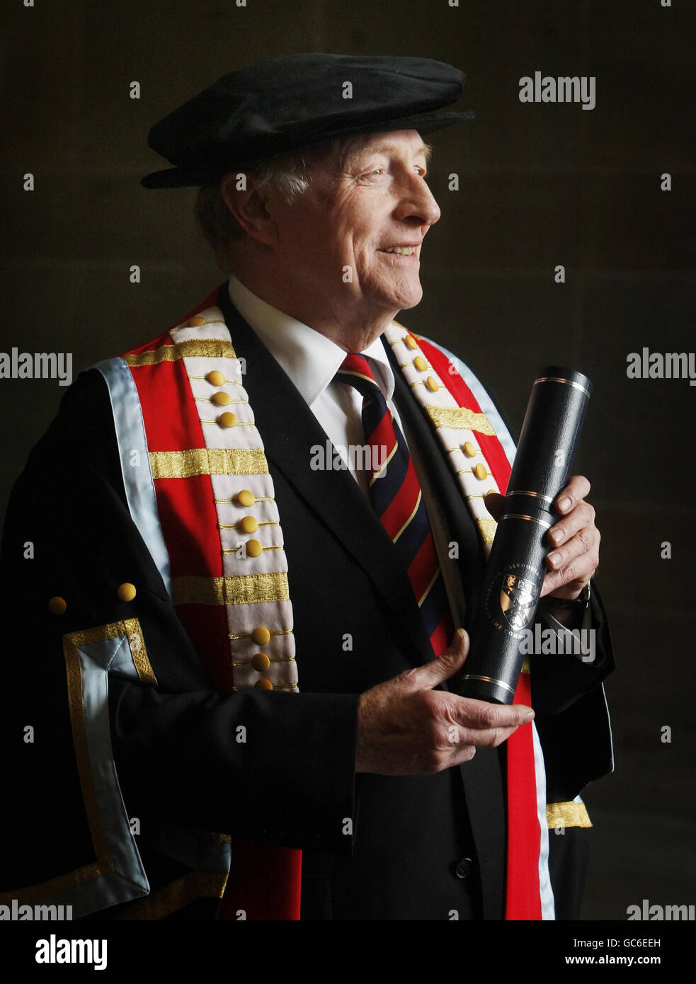 Neil Kinnock während einer Fotoausstellung, die im Vorfeld der Verleihung eines Ehrendoktorwürde der Glasgow Caledonian University in einer Zeremonie in der Glasgow Royal Concert Hall durchgeführt wurde. Stockfoto