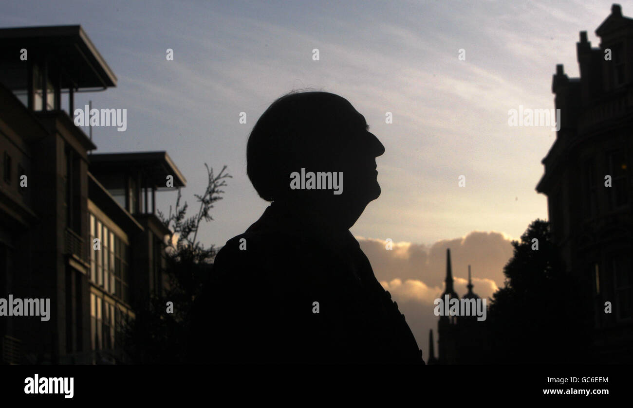 Neil Kinnock während einer Fotoausstellung, die im Vorfeld der Verleihung eines Ehrendoktorwürde der Glasgow Caledonian University in einer Zeremonie in der Glasgow Royal Concert Hall durchgeführt wurde. Stockfoto