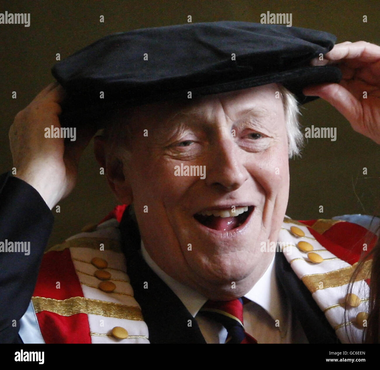 Neil Kinnock während einer Fotoausstellung, die im Vorfeld der Verleihung eines Ehrendoktorwürde der Glasgow Caledonian University in einer Zeremonie in der Glasgow Royal Concert Hall durchgeführt wurde. Stockfoto