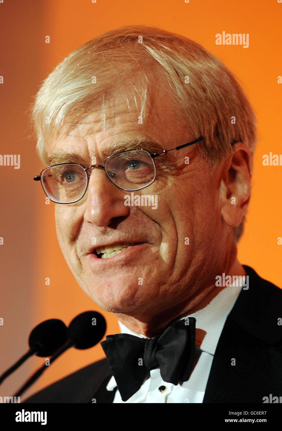 Richard Lambert, Generaldirektor der Confederation of British Industry (CBI), spricht bei den Growing Business Awards im Marriott Grosvenor Square Hotel, London. Stockfoto