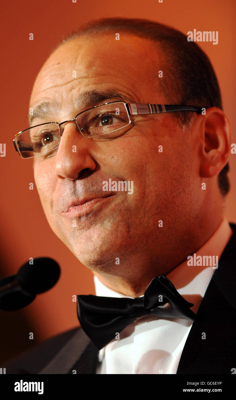 Der Unternehmer Theo Paphitis spricht bei den Growing Business Awards im Marriott Grosvenor Square Hotel, London, wo er eine Auszeichnung überreichte. Stockfoto