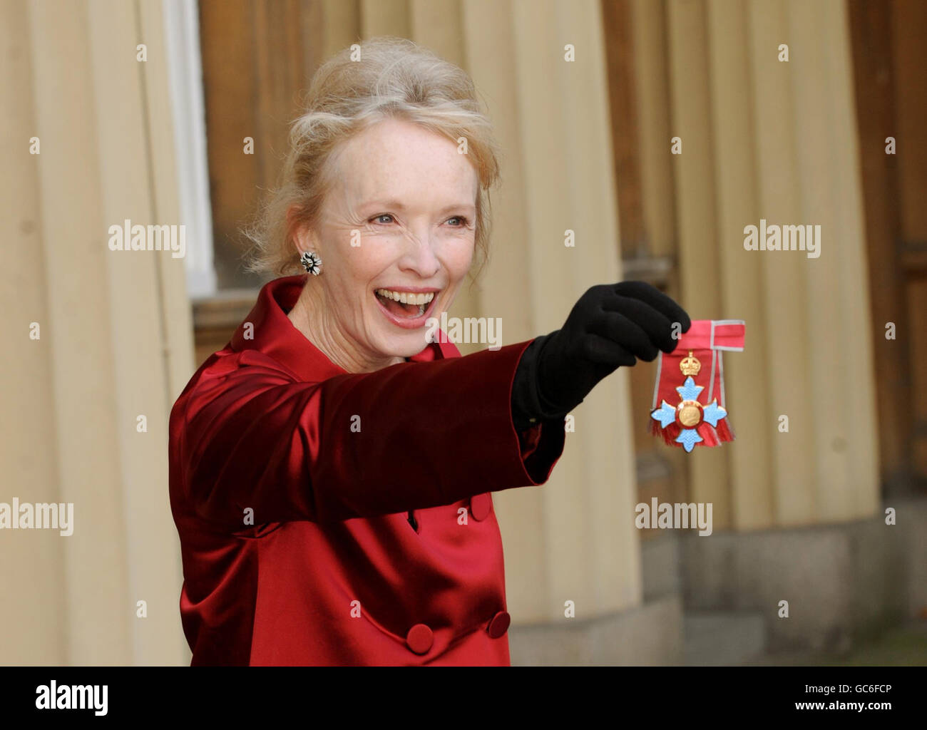 Lindsay Duncan posiert mit ihrem MBE nach der Investiturzeremonie im Buckingham Palace, London. Stockfoto