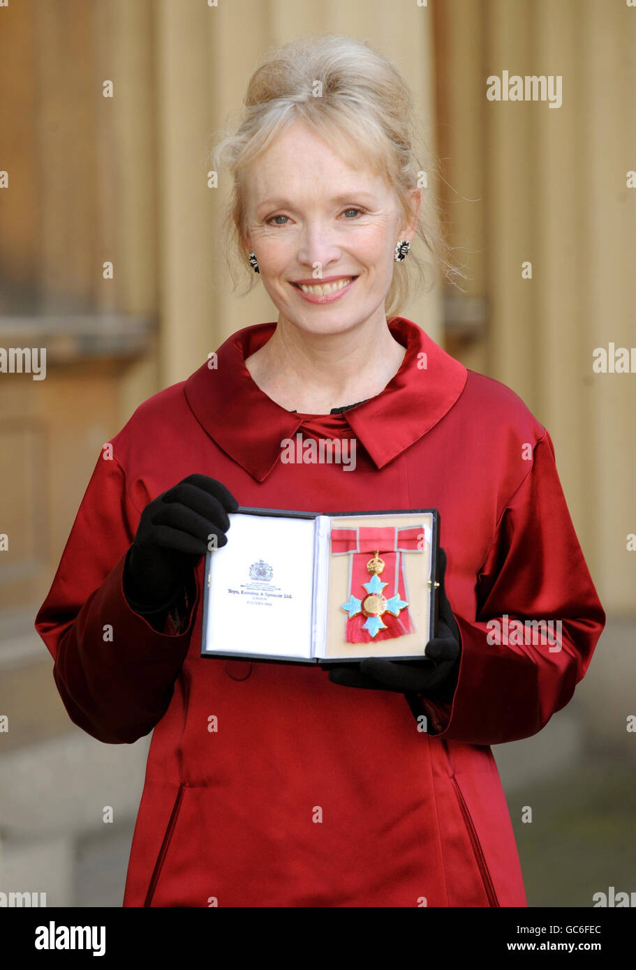 Lindsay Duncan posiert mit ihrem CBE nach der Investiturzeremonie im Buckingham Palace, London. Stockfoto