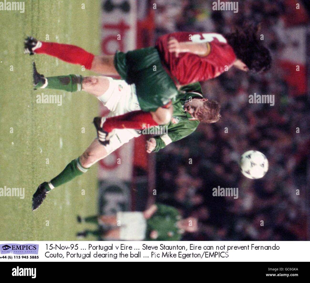 Steve Staunton, Irland, kann Fernando Couto, Portugal, nicht daran hindern, den Ball zu räumen Stockfoto