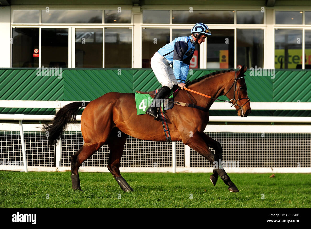 Unser Held, der von Richard McGrath geritten wird, postet am Weihnachtstag auf der Uttoxeter Racecourse. Stockfoto