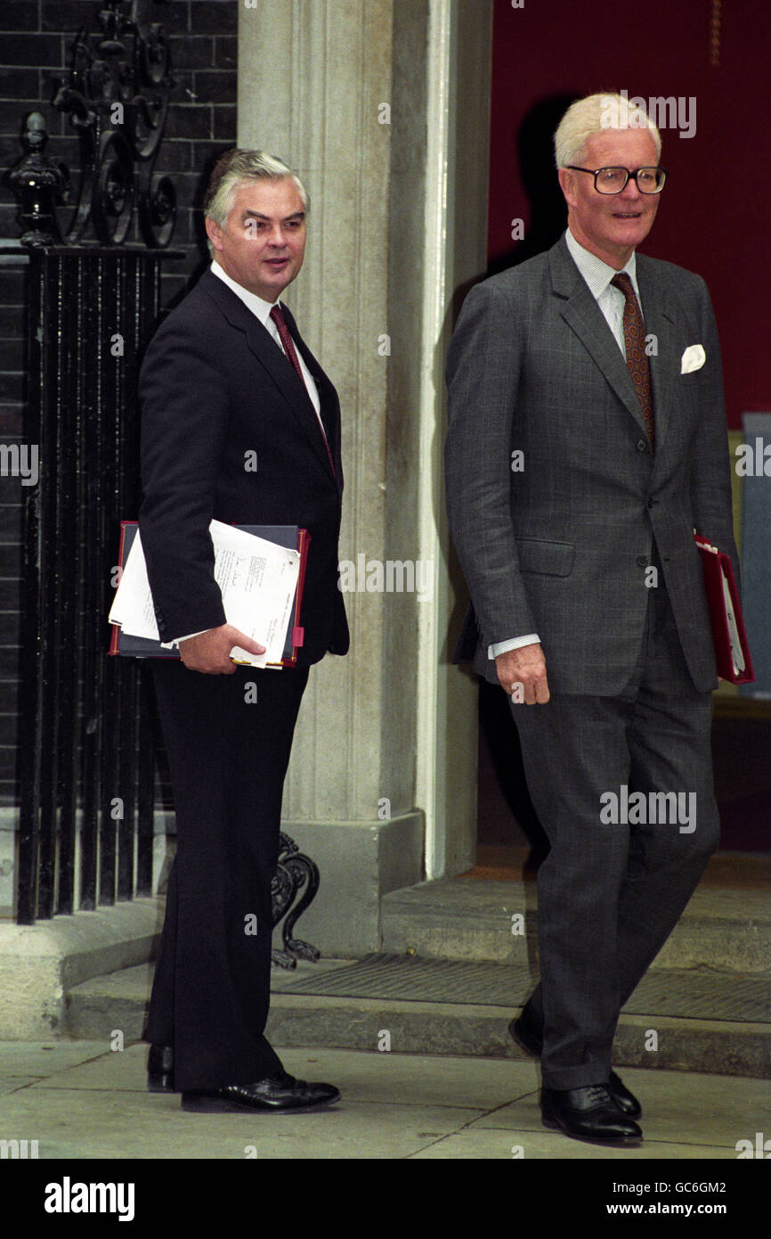 NORMAN LAMONT UND DOUGLAS HURD TREFFEN SICH IN IHRER ROLLE ALS KANZLER UND AUSSENMINISTER UM 10 UHR ZUM KABINETTSSITZUNG. Stockfoto NORMAN LAMONT UND DOUGLAS HURD TREFFEN SICH IN IHRER ROLLE ALS KANZLER UND AUSSENMINISTER UM 10 UHR ZUM KABINETTSSITZUNG. Stockfoto