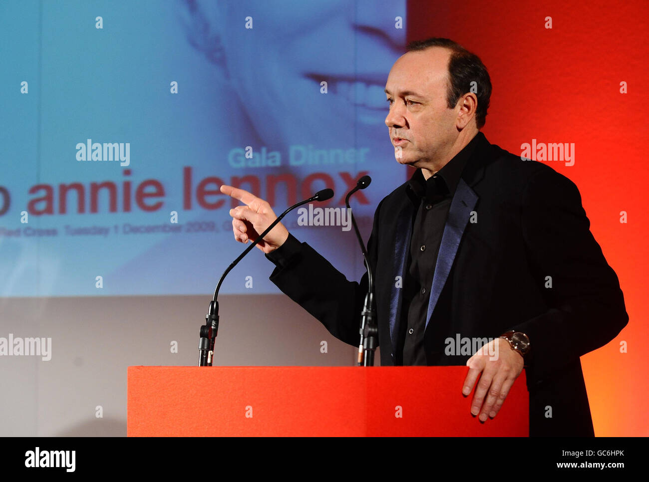 Kevin Spacey spricht beim Red Cross 'Tribute to Annie Lennox' Galadinner und Konzert im Guildhall in London. Stockfoto