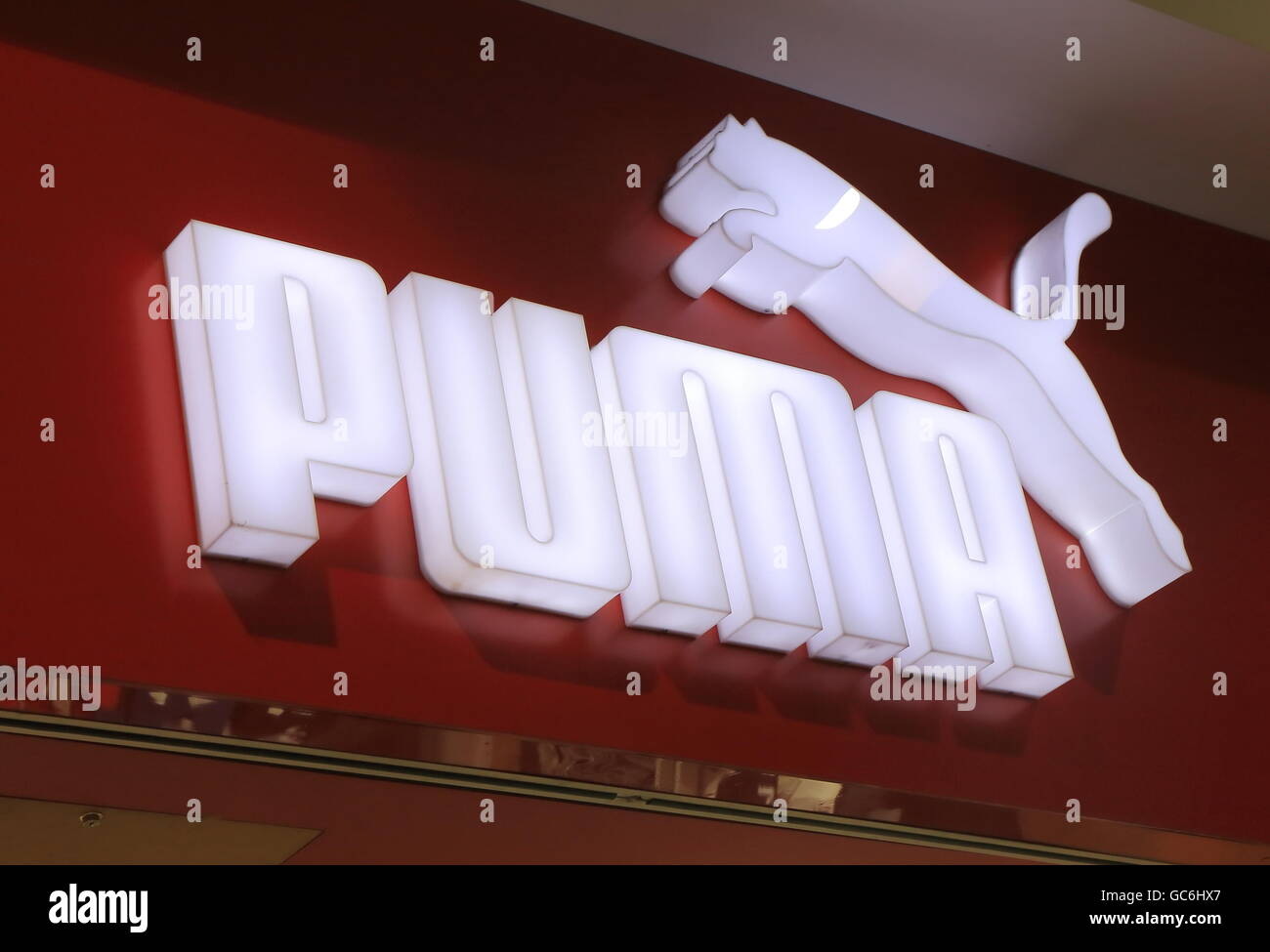 PUMA Sportswear Company. Deutschen multinationalen Unternehmen produziert Schuhe und Sportbekleidung. Stockfoto