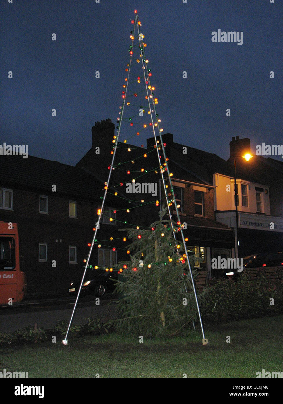 Der Weihnachtsbaum von Sacriston ist im Dorf Durham ausgestellt. Der gemeinderat verteidigte seinen bescheidenen Weihnachtsbaum, der als der schlechteste im Land gebrandmarkt wurde. Stockfoto