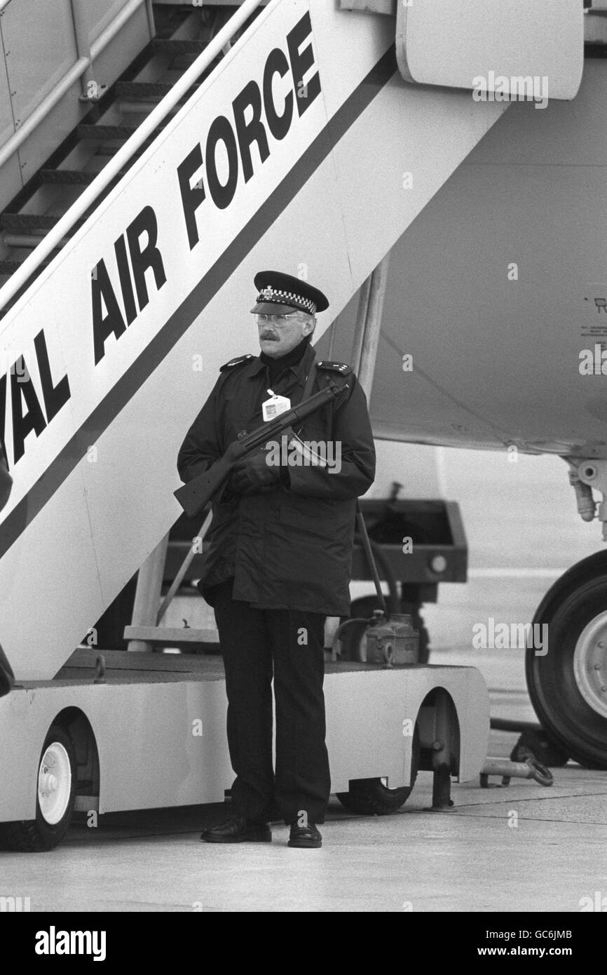Ein bewaffneter Polizist an den Einstiegsstufen einer RAF VC10, bevor sie von der Premierministerin Margaret Thatcher auf dem Flughafen Heathrow für ihren Flug nach Moskau bestiegen wurde. Stockfoto