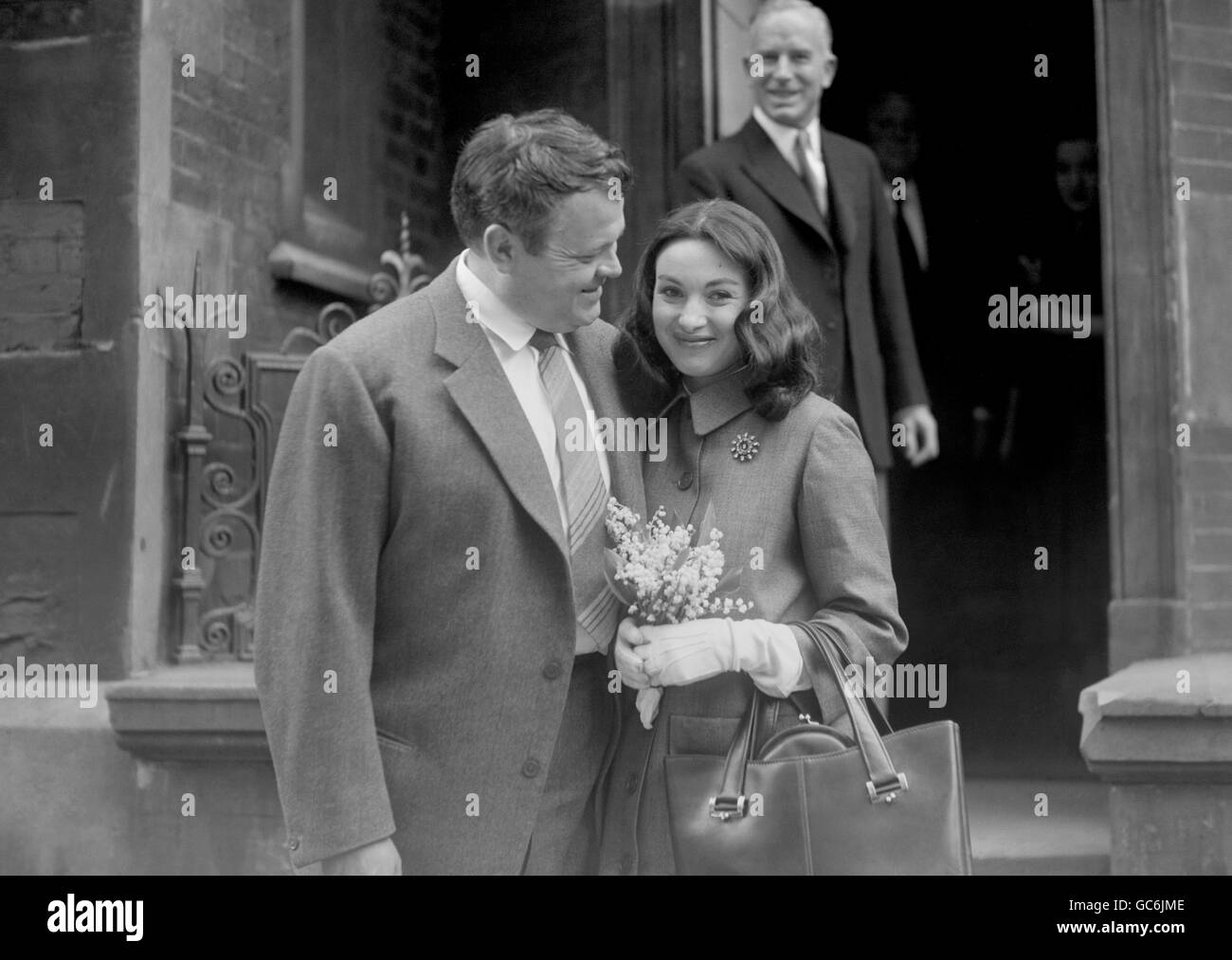 Nach ihrer Hochzeit im Jahr 08.30 verlassen die Stars der Filmwelt, Orson Welles und Paola Mori, Caxton Hall, Westminster, London. Stockfoto