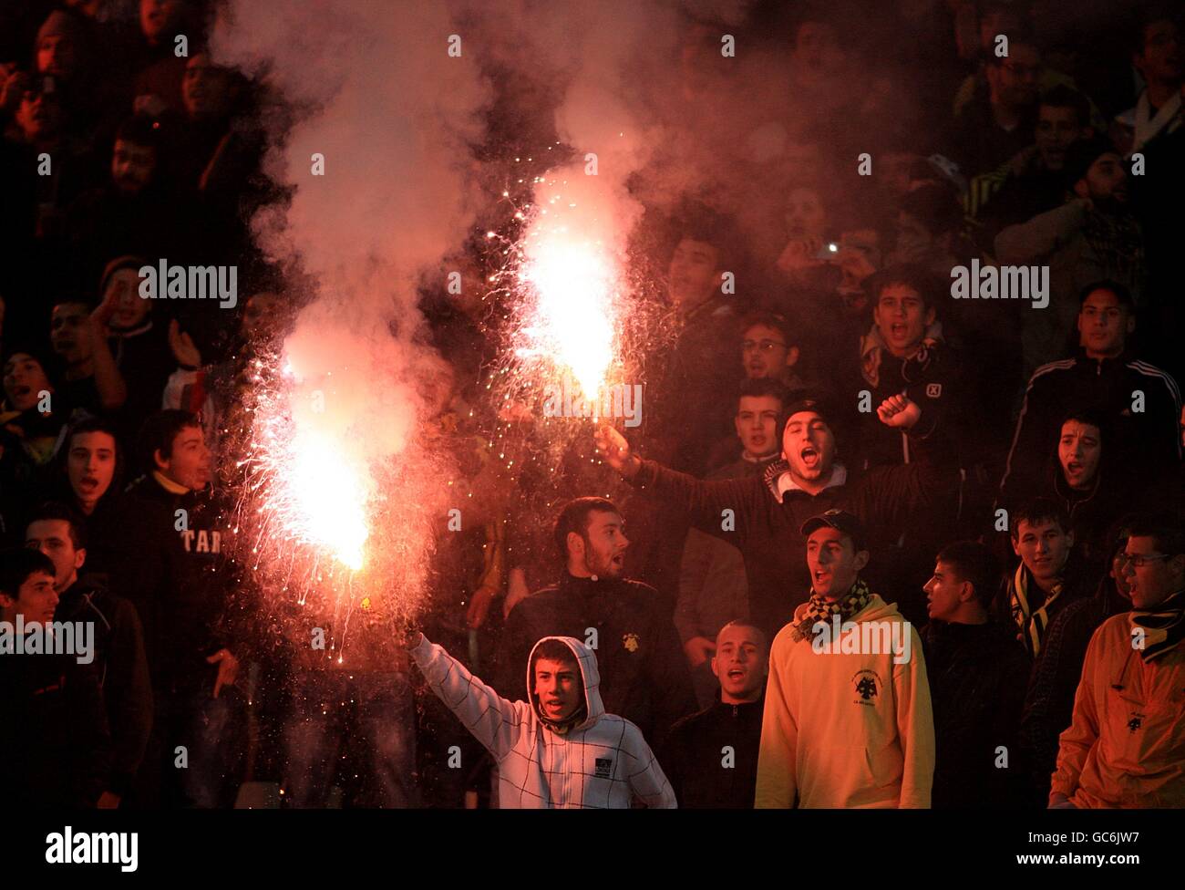 Fußball - UEFA Europa League - Gruppe I - AEK Athens / Everton - Olympiastadion. AEK Athens Fans lassen Flares in den Tribünen los Stockfoto