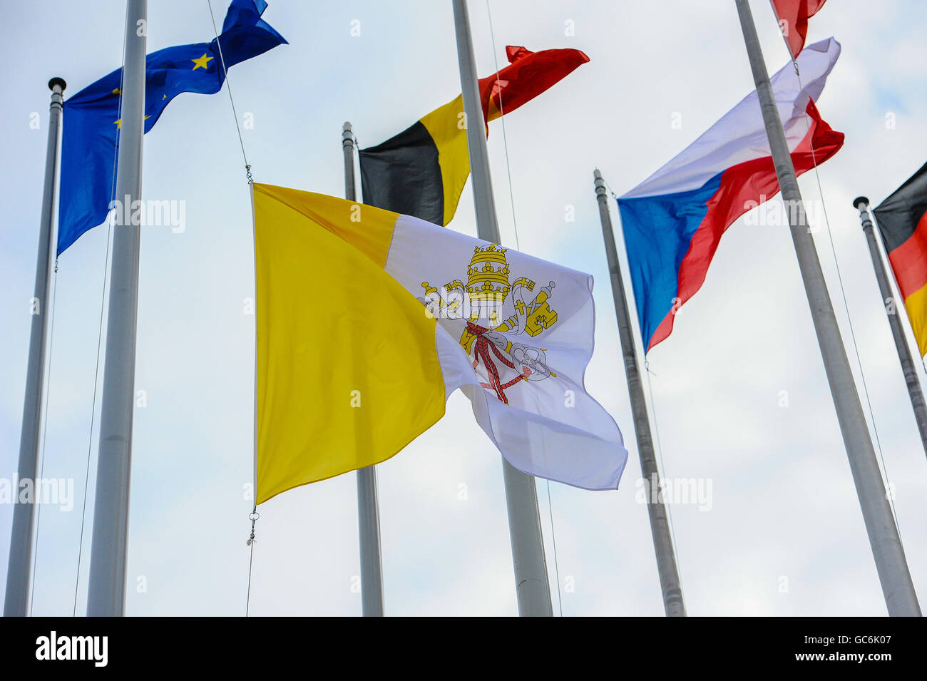 Vatikan Fahne im Europäischen Parlament in Straßburg, Frankreich Stockfoto