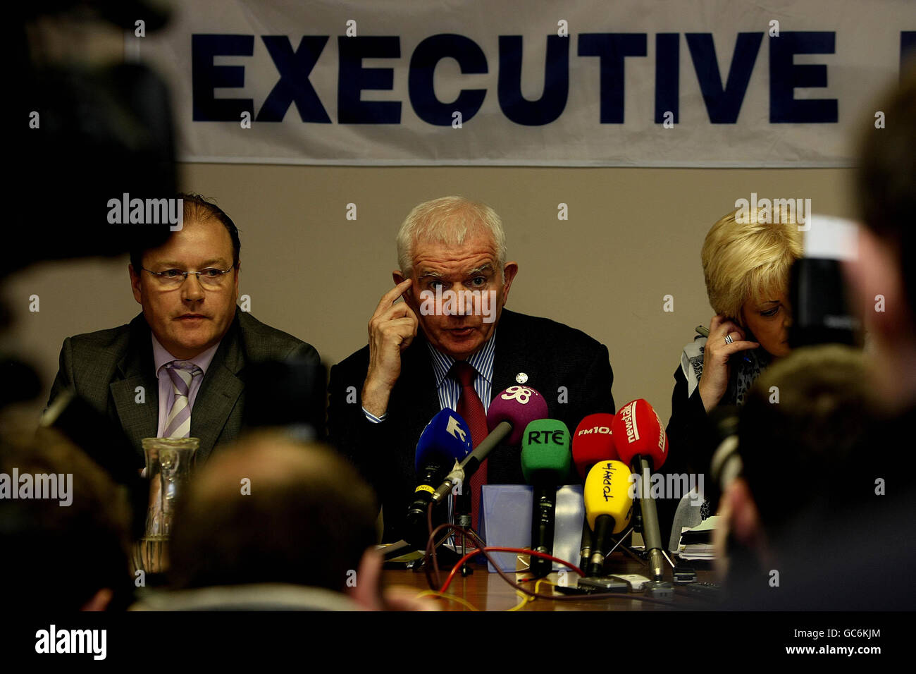 Peter McLoone (Mitte) Vorsitzender des Ausschusses für öffentliche Dienstleistungen des irischen Gewerkschaftskongresses hält heute Abend eine Pressekonferenz in den Büros der Exekutivunion für öffentliche Dienste in Dublin ab. Stockfoto