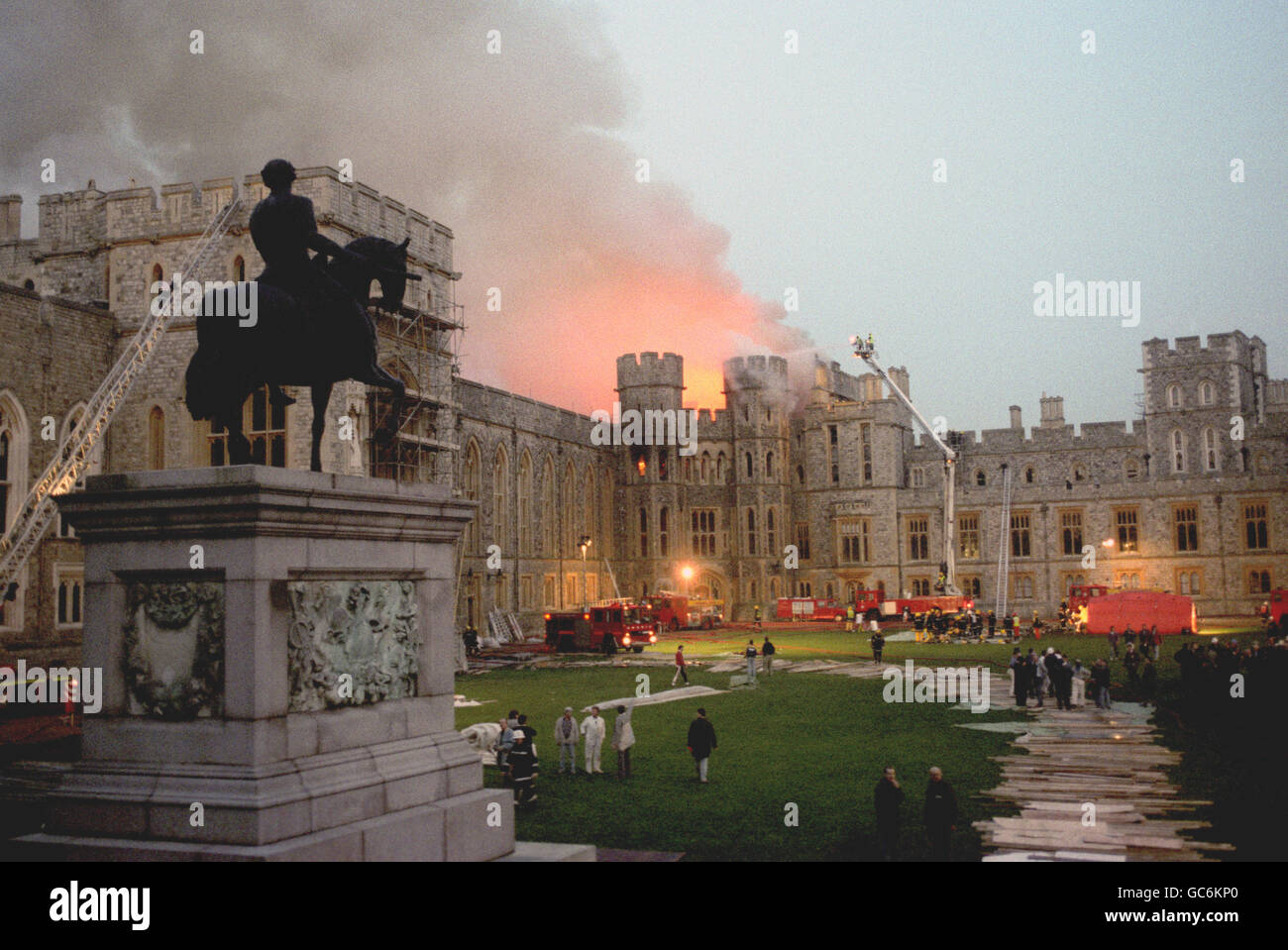 Die Szene im Schloss Windsor, als die Dämmerung hereinbricht, nachdem das Feuer durch das königliche Haus gefegt wurde. Stockfoto