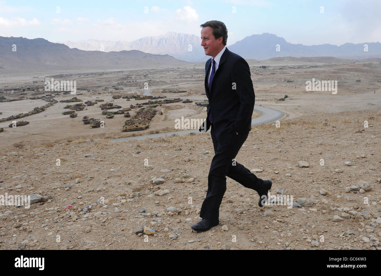 Der konservative Parteichef David Cameron durchstreift heute das Kabul Military Training Center in Afghanistan, wo er britische Soldaten sah, die neue Rekruten der afghanischen Nationalarmee ausbilden. Das Lager, etwas außerhalb von Kabul, war früher eine russische Armeebasis und ist jetzt mit rostenden sowjetischen Panzern übersät. Herr Cameron ist auf einem dreitägigen Besuch in Afghanistan, wo er Kandahar, Laskar Gah und Kabul besucht hat. Stockfoto