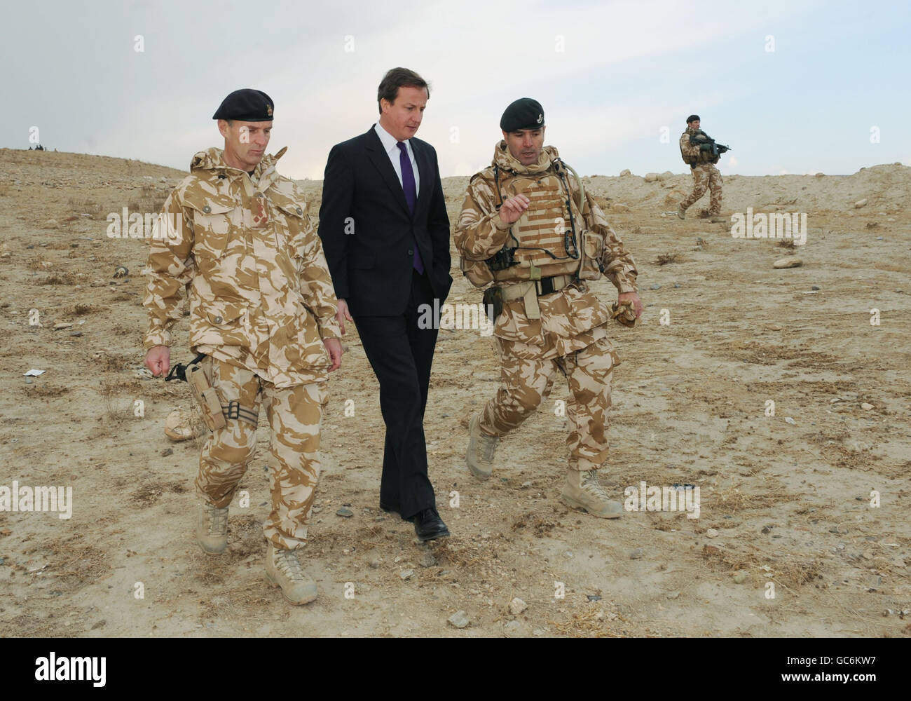 Der konservative Parteichef David Cameron durchstreift heute das Kabul Military Training Center in Afghanistan, wo er britische Soldaten sah, die neue Rekruten der afghanischen Nationalarmee ausbilden. Das Lager, etwas außerhalb von Kabul, war früher eine russische Armeebasis und ist jetzt mit rostenden sowjetischen Panzern übersät. Herr Cameron ist auf einem dreitägigen Besuch in Afghanistan, wo er Kandahar, Laskar Gah und Kabul besucht hat. Stockfoto