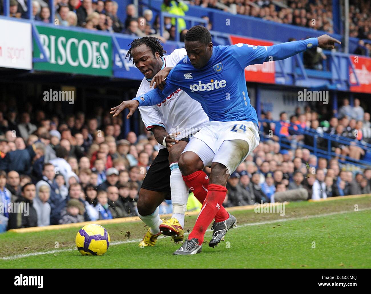 Burnleys Andre Bikey (links) räumt einen Freistoß für einen ein Foul auf Portsmouth Aruna Dindane (rechts), wie sie kämpfen Der Ball Stockfoto