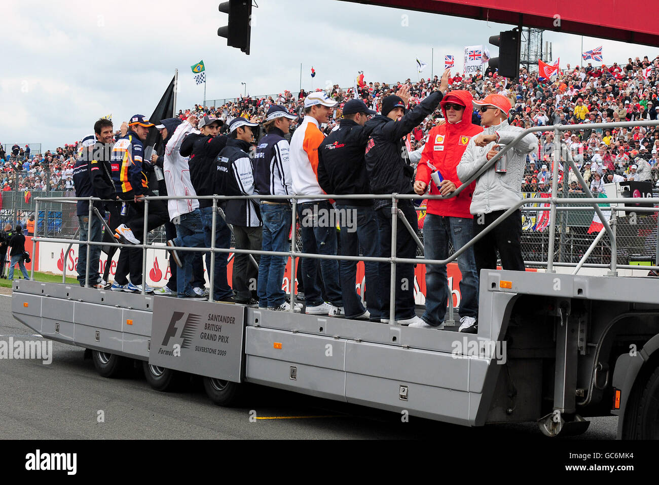 Motorsport - Formel-1-Weltmeisterschaft - Großer Preis Von Großbritannien - Rennen - Silverstone. Vor dem Grand Prix von Großbritannien in Silverstone werden die Fahrer um die Strecke geparaded Stockfoto