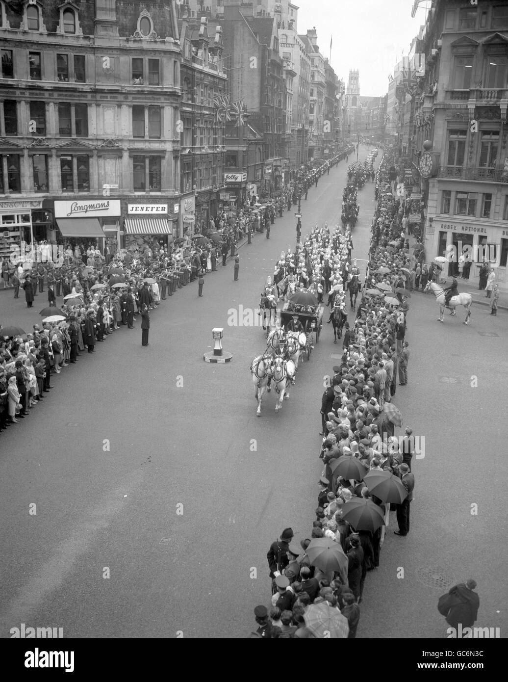 König Bhumibol Aduladej und Königin Sirikit von Thailand, als sie auf ihrer Prozessionsfahrt vom Buckingham Palace nach Guildhall den Ludgate Circus von der Fleet Street überqueren, wo sie eine Ansprache und ein Mittagessen mit dem Oberbürgermeister und der Corporation of London erhalten sollten. Stockfoto