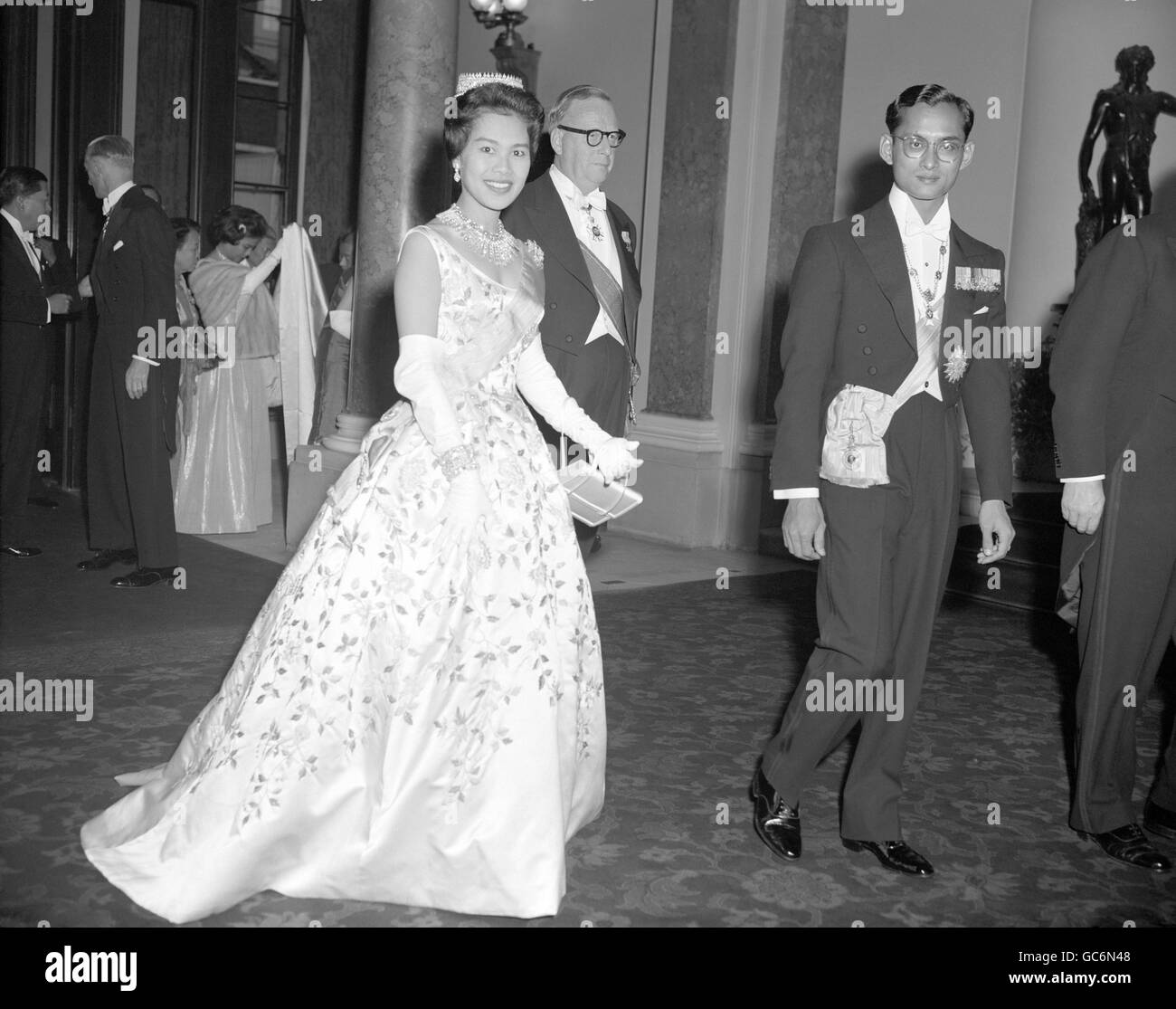 König Bhumibol Aduladej und Königin Sirikit aus Thailand kommen im Lancaster House, London, zu einem Abendessen und Empfang an, der ihnen von Selwyn Lloyd, dem Außenminister, zu Ehren gegeben wurde. Stockfoto