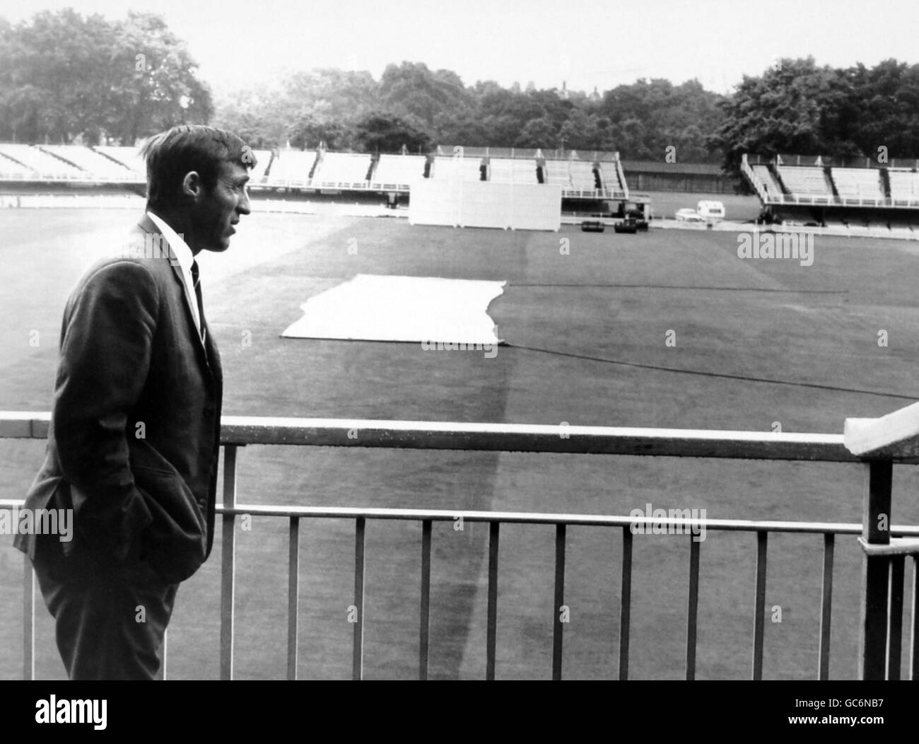 Cricket - Middlesex / Leicestershire - Lord's Cricket Ground. PETER PARFITT (Captain of Middlesex) untersucht die düstere Wetterszene und wurde schließlich ohne Überstarten abgesagt. Stockfoto