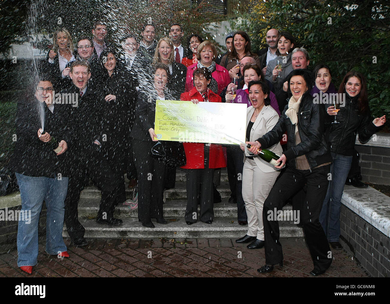 Euro Lotto Zentrale Eurojackpot 6 49 Spray champagner feiern lotto hauptsitz heute syndikatsgewinn in 500