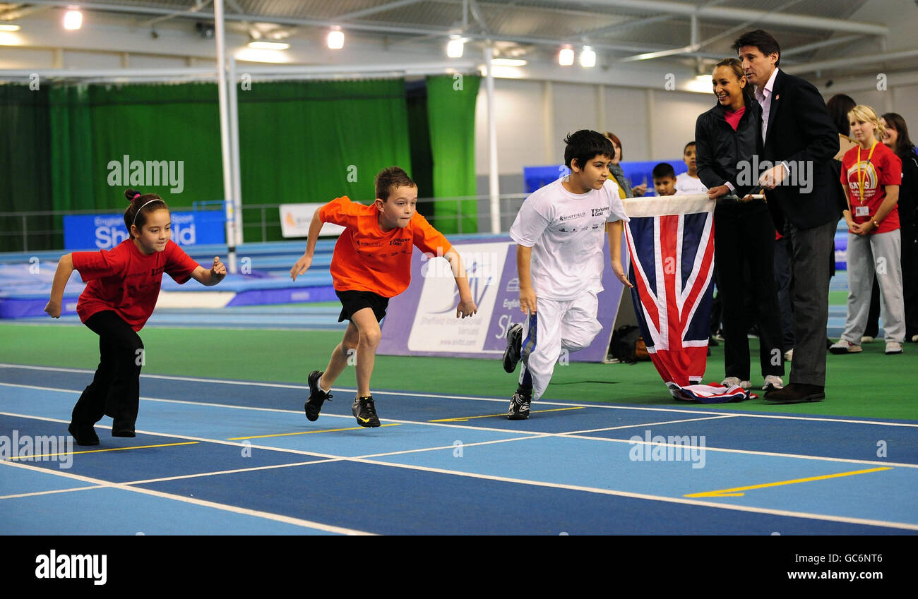 Lord Coe und Weltheptathlon-Weltmeisterin Jessica Ennis, 23, treffen die Schüler von South Yorkshire bei einem Besuch des English Institute of Sport im Rahmen von Coes London 2012 Regional Visit to Sheffield. Stockfoto