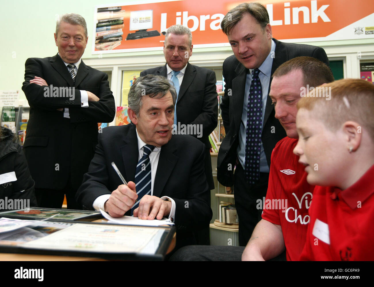 Arthur Greaves und sein Sohn „AJ“ treffen heute den Premierminister Gordon Brown (Mitte) während seines Besuchs bei einem Familieninterventionsprojekt im Bulwell Hall Healthy Living Center in Nottingham. Stockfoto