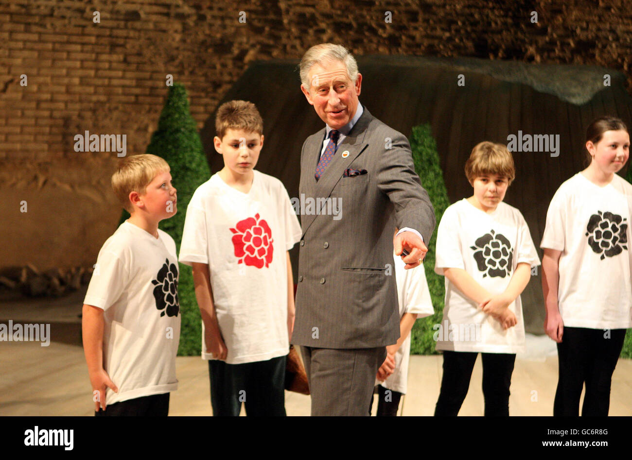 Der Prinz von Wales trifft auf Kinder der Shottery Primary School, nachdem sie ihre Adaption des Stücks "Zwölfte Nacht" bei einem Besuch der Royal Shakespeare Company in Stratford upon Avon, Warwickshire, aufgeführt haben. Stockfoto