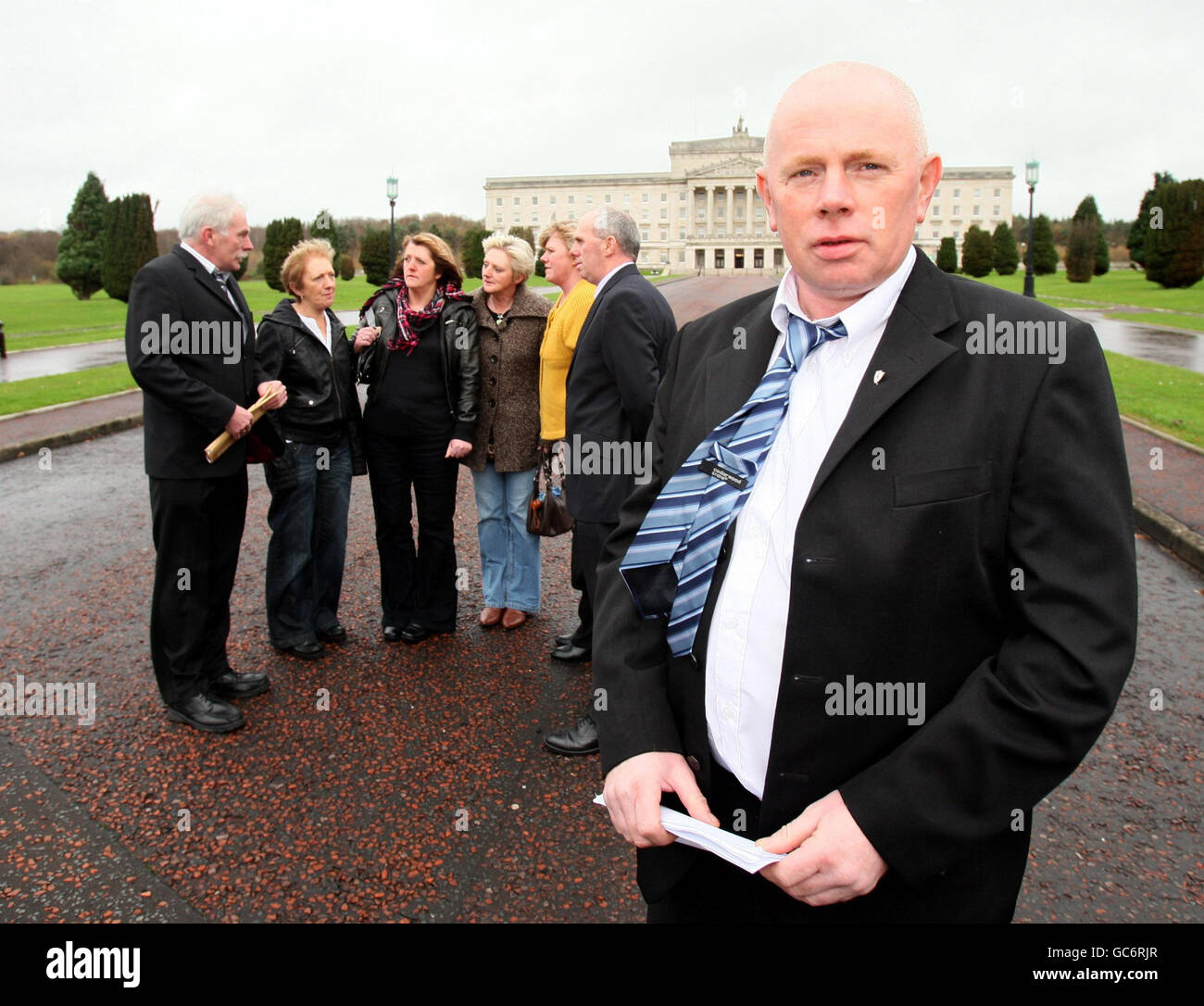 James McGinley, rechts, Sohn des Rentners Maureen McGinley, kommt mit Familienangehörigen in Stormont an, bevor er mit dem nordirischen Bürominister Paul Goggins zusammentreffen wird. Stockfoto