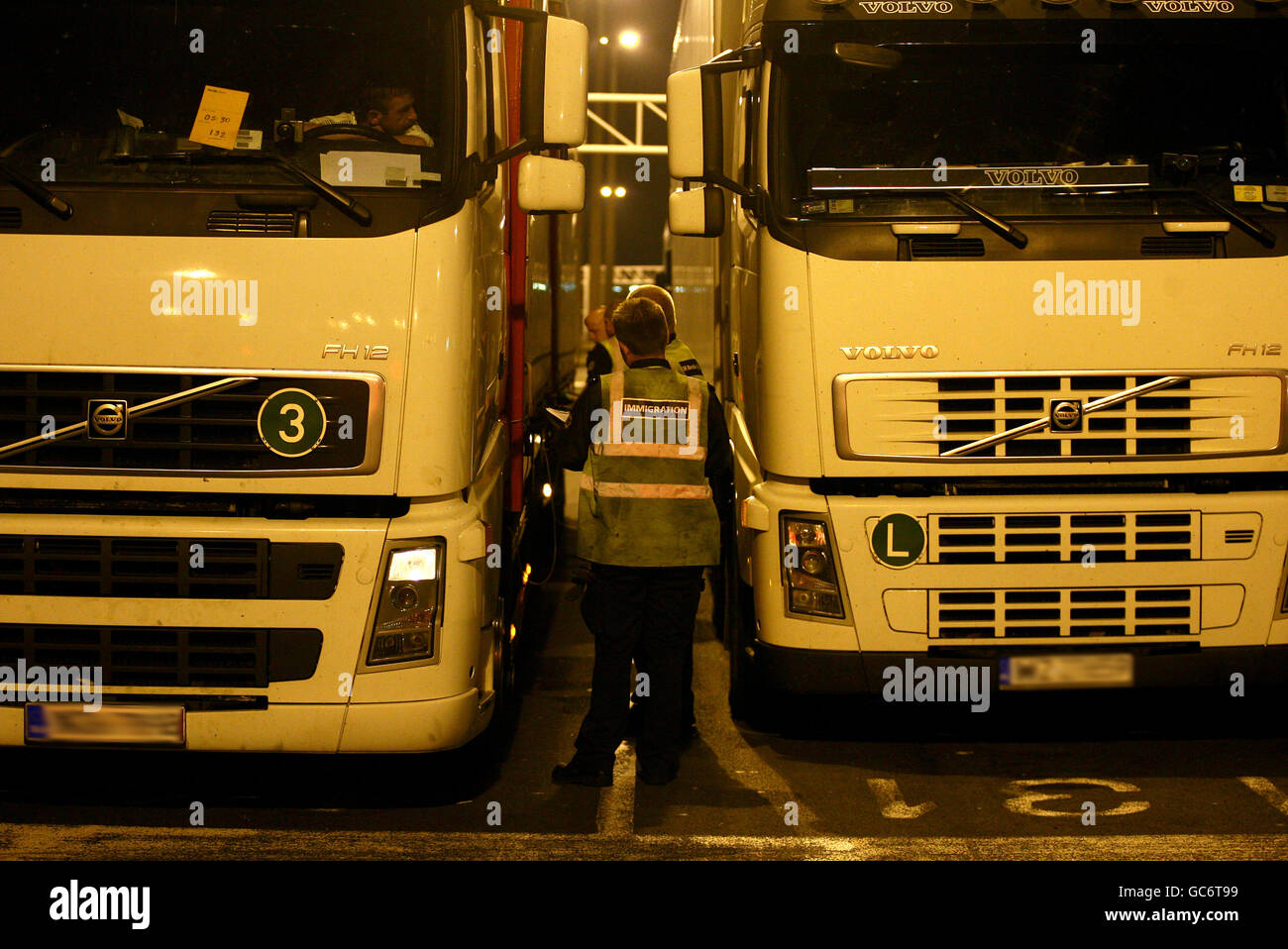 NUMMERNSCHILDER, DIE VOM HERAUSGEBER VERSCHWOMMEN sind Mitarbeiter der britischen Grenzagentur im Fährhafen in Calais, Frankreich, überprüfen Lastkraftwagen, die nach Großbritannien fahren, auf Einwanderer, die sich in ihnen verstecken. Bilddatum: Mittwoch, 19. August 2009. Siehe PA Geschichte POLITIK Migration. Bildnachweis sollte lauten: Gareth Fuller/PA Wire Stockfoto