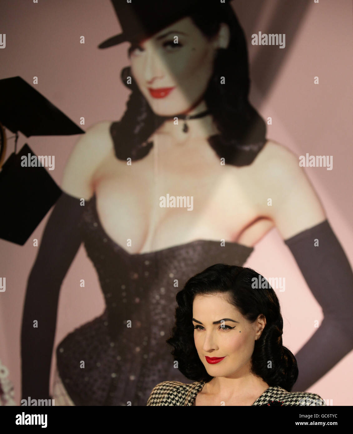 DITA von Teese während einer Buchunterzeichnung bei Waterstone's in Piccadilly, im Zentrum von London. DRÜCKEN Sie VERBANDSFOTO. Bilddatum: Freitag, 27. November 2009. Bildnachweis sollte lauten: Yui Mok/PA Wire Stockfoto